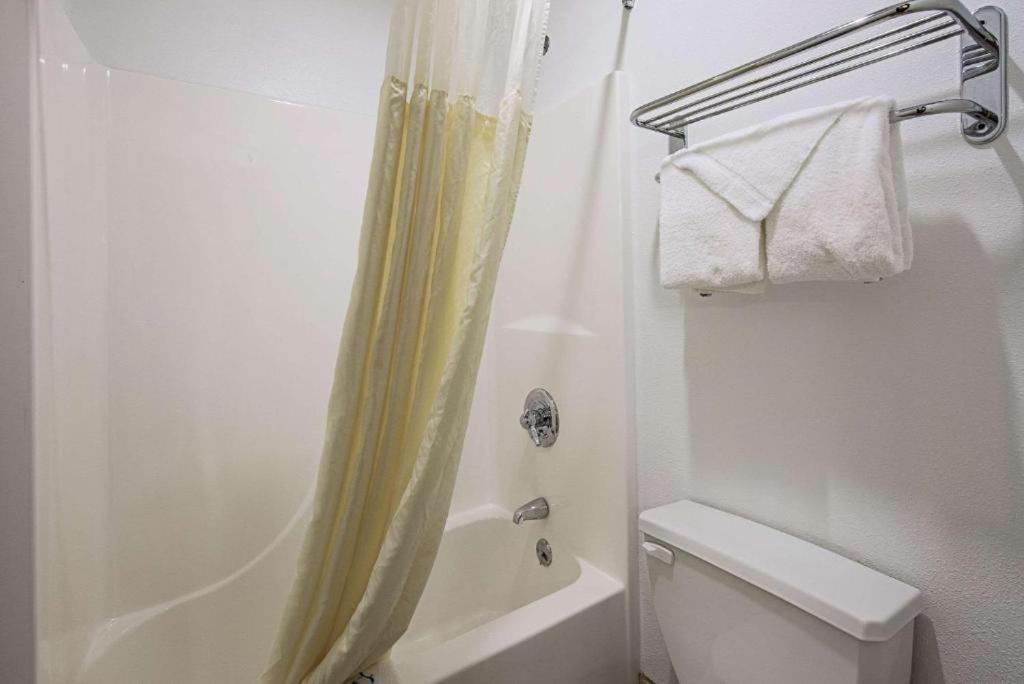 Royal Inn Suites Huntington ภายนอก รูปภาพ
