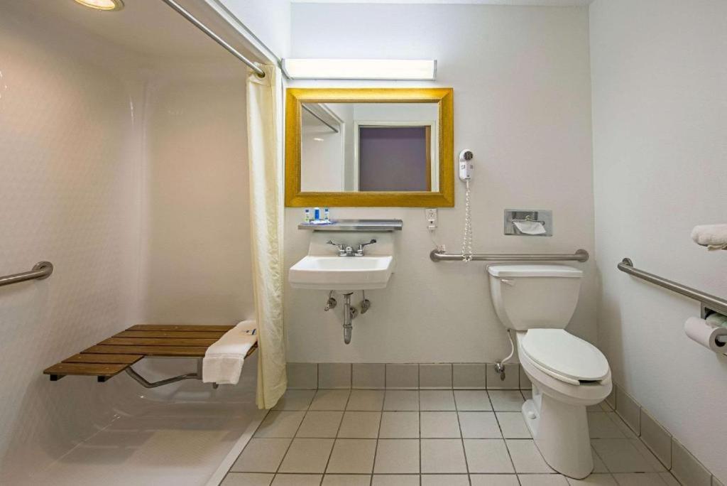 Royal Inn Suites Huntington ภายนอก รูปภาพ