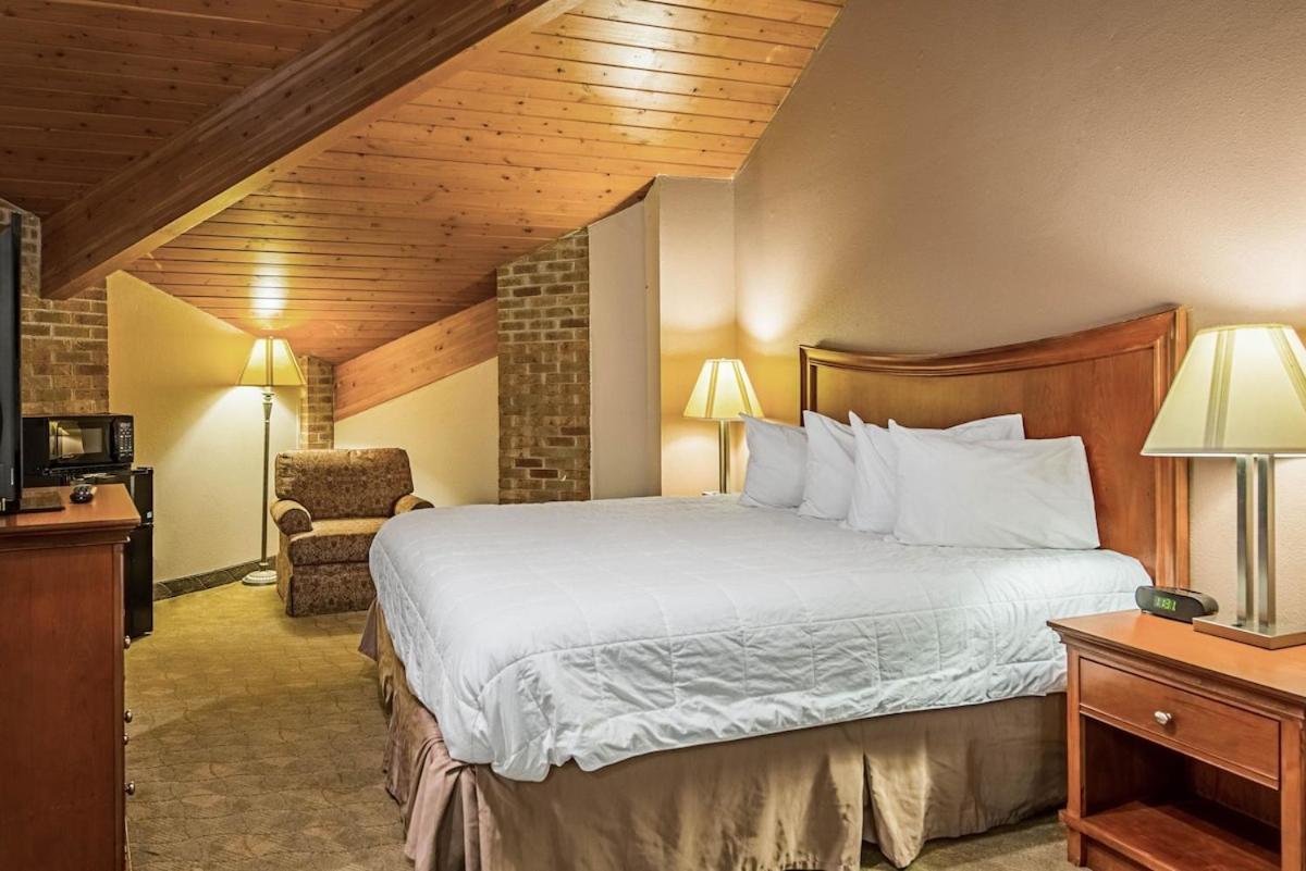 Royal Inn Suites Huntington ภายนอก รูปภาพ