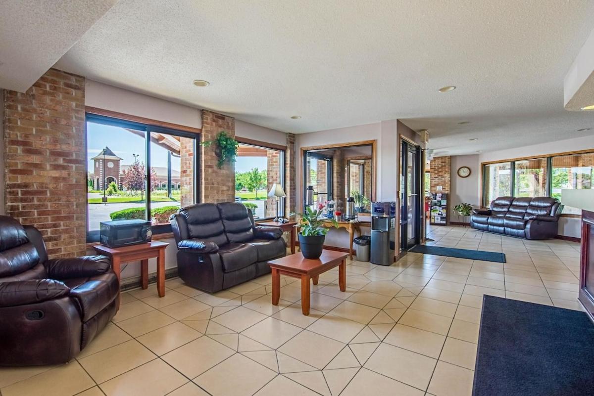 Royal Inn Suites Huntington ภายนอก รูปภาพ