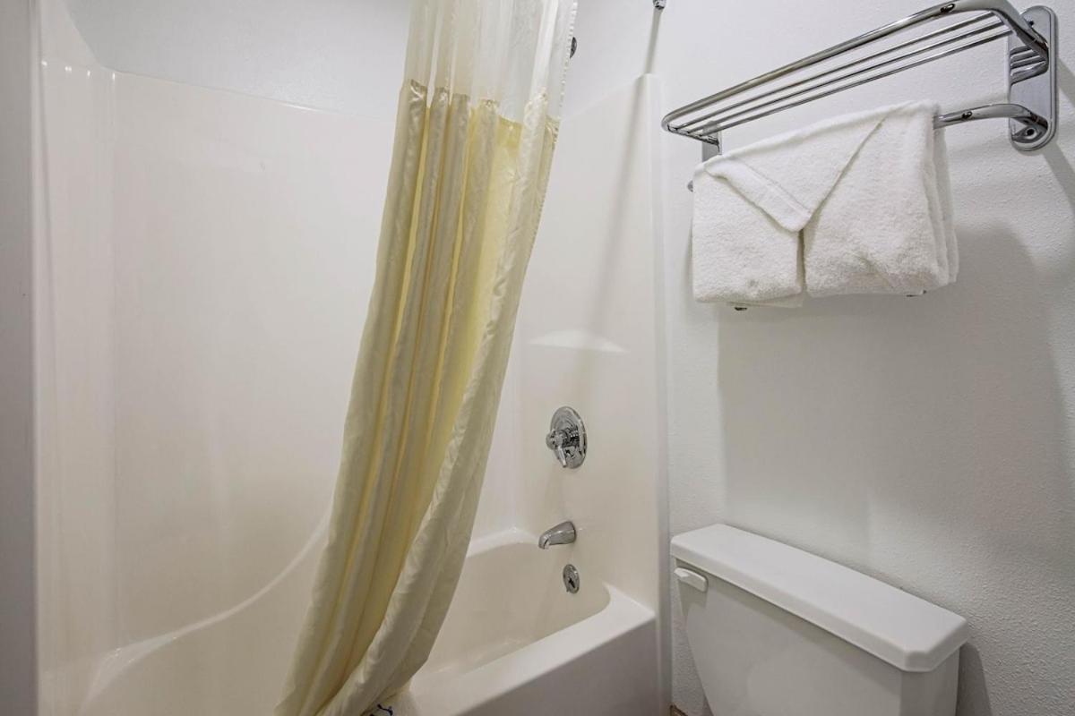 Royal Inn Suites Huntington ภายนอก รูปภาพ