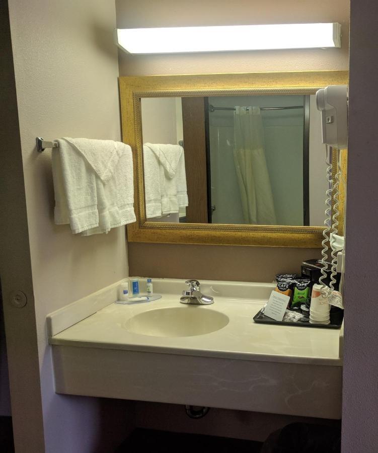 Royal Inn Suites Huntington ภายนอก รูปภาพ