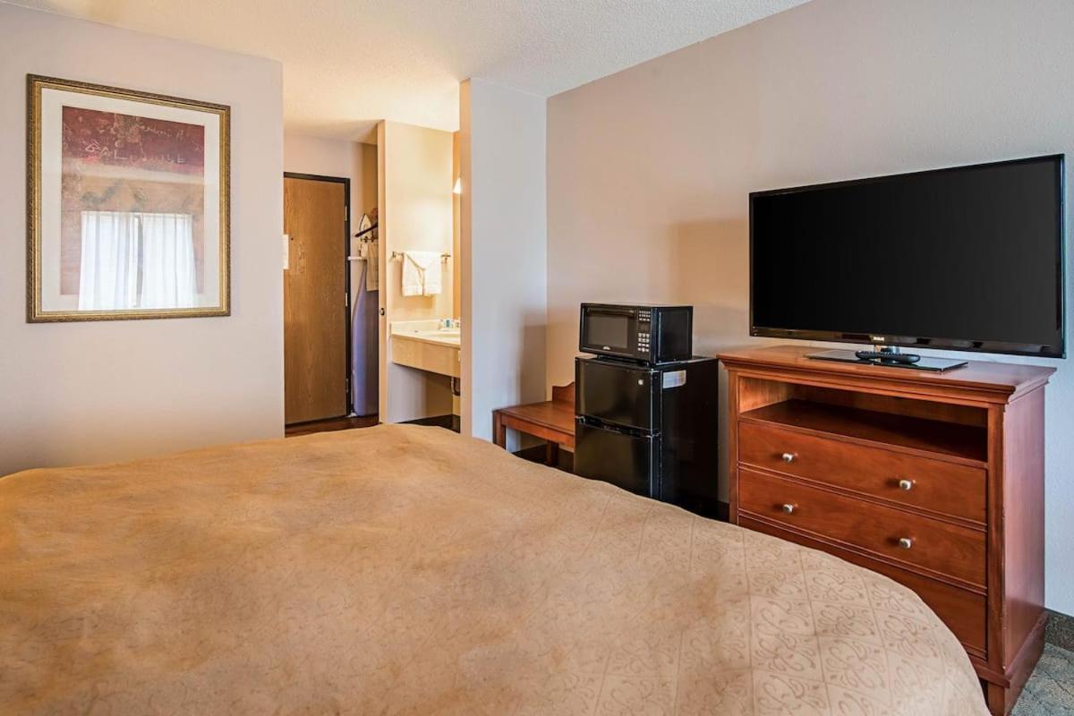 Royal Inn Suites Huntington ภายนอก รูปภาพ